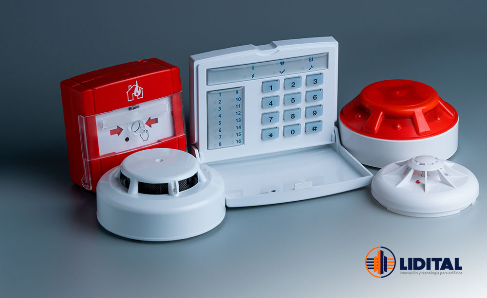 Un sistema de alarmas contra incendio cuenta con dispositivos de detección, panel de control y notificación.  